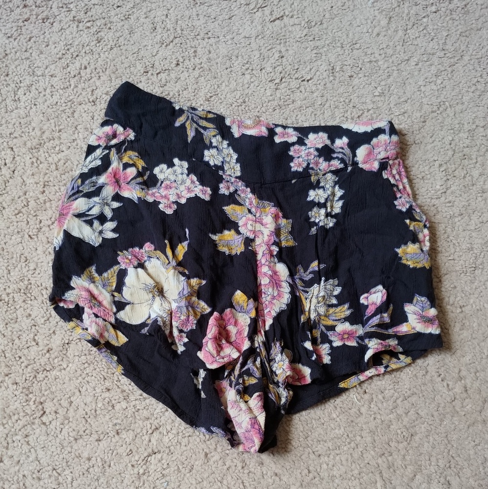 Billabong fabric shorts with POCKETS!